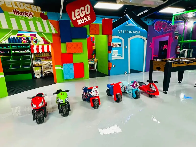 Peluchi Market y LEGO Zone